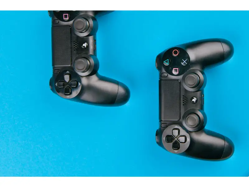132497388_m 2 ps4 controllers (1)
