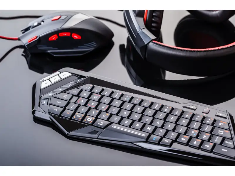 62889997_m gaming keyboard (1)