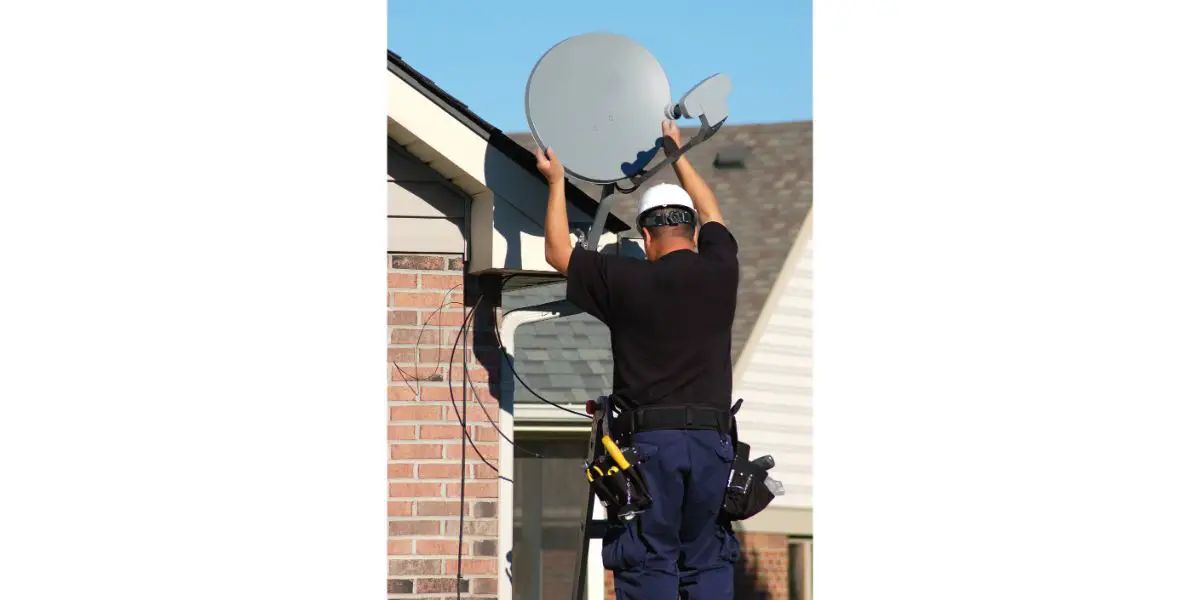 AdobeStock_10037624 Satellite dish technician