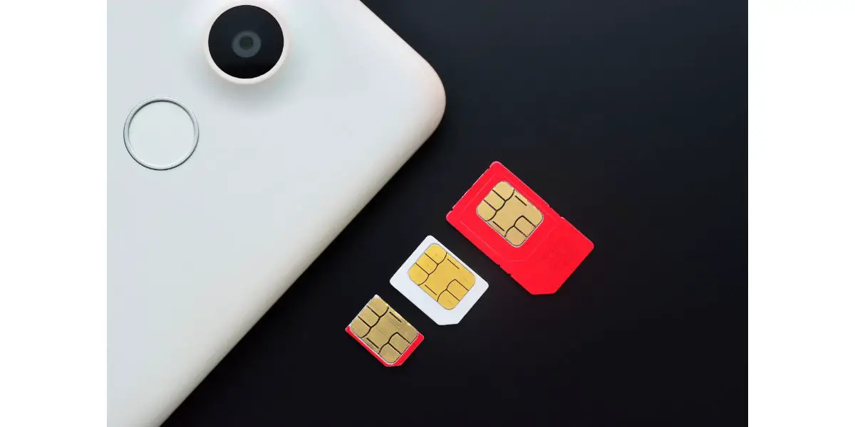 AdobeStock_105667148 Types of sim cards with smartphone on black background. Mini sim, micro sim and nano sim next to smart phone