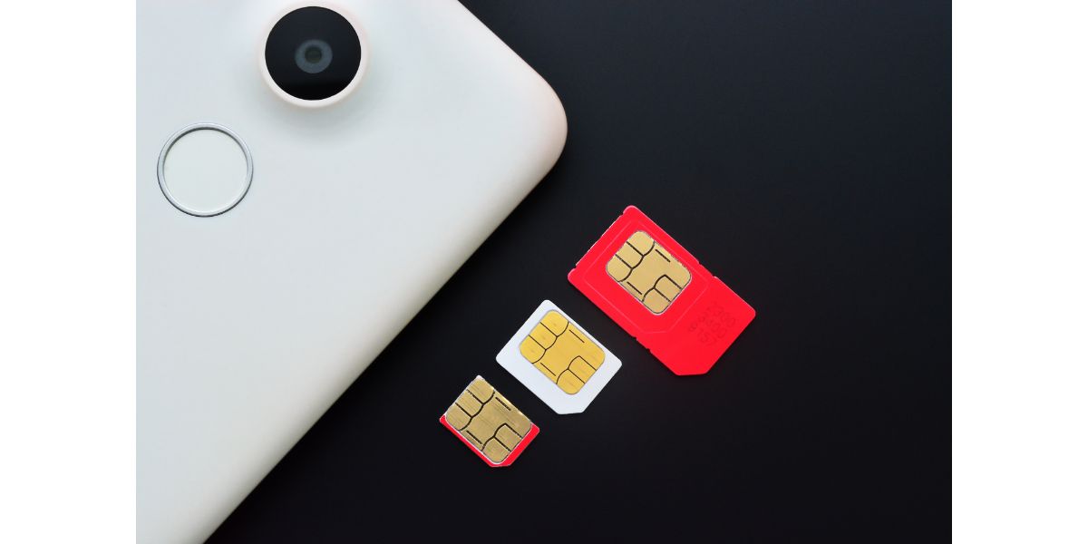 AdobeStock_105667148 Types of sim cards with smartphone on black background. Mini sim, micro sim and nano sim next to smart phone