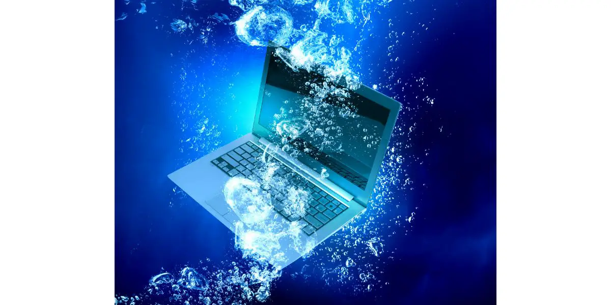 AdobeStock_108833448 Laptop under water with bubbles