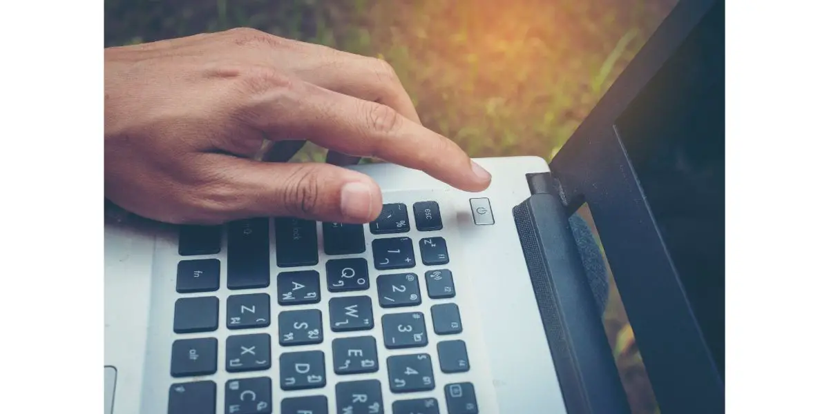 AdobeStock_123772718 man about to push laptop power off button