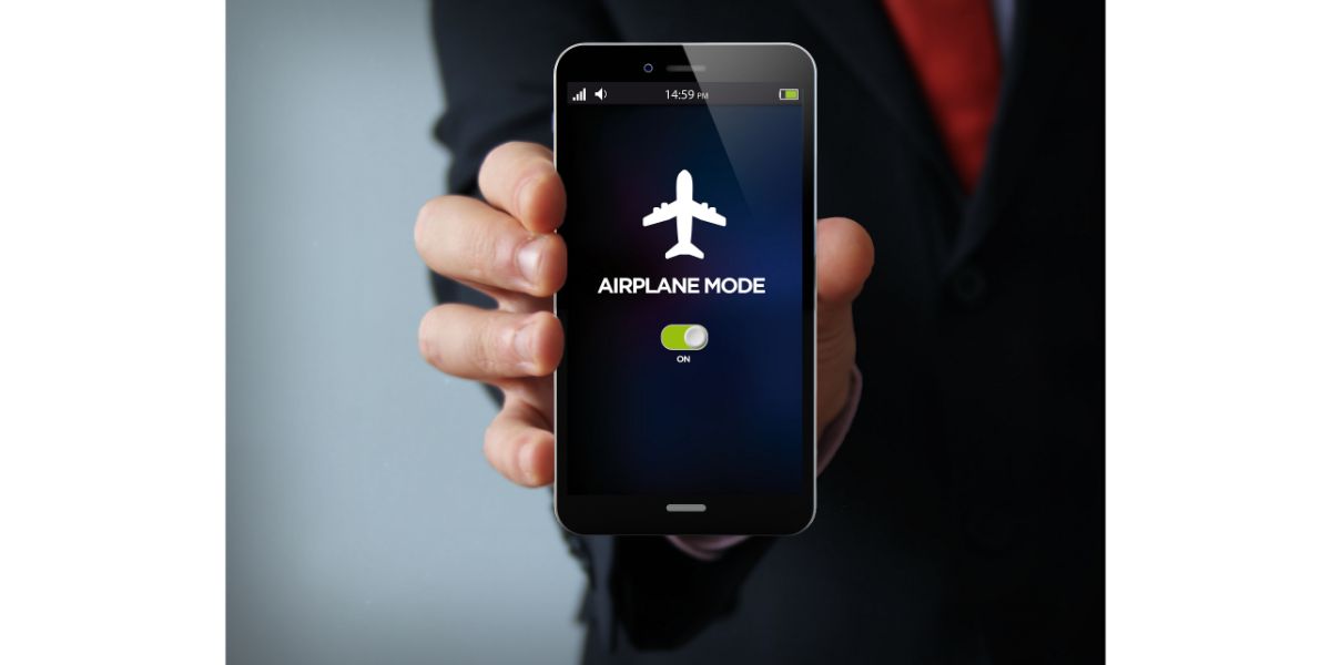 AdobeStock_126246577 phone on airplane mode