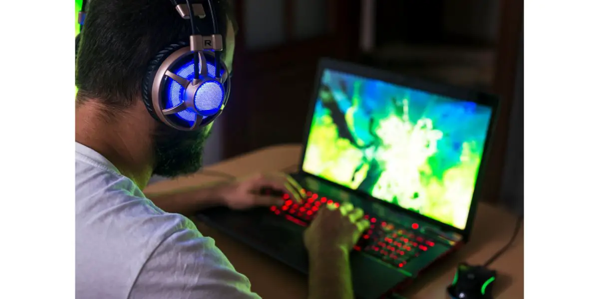 AdobeStock_145147798 Young gamer playing video game wearing headphone