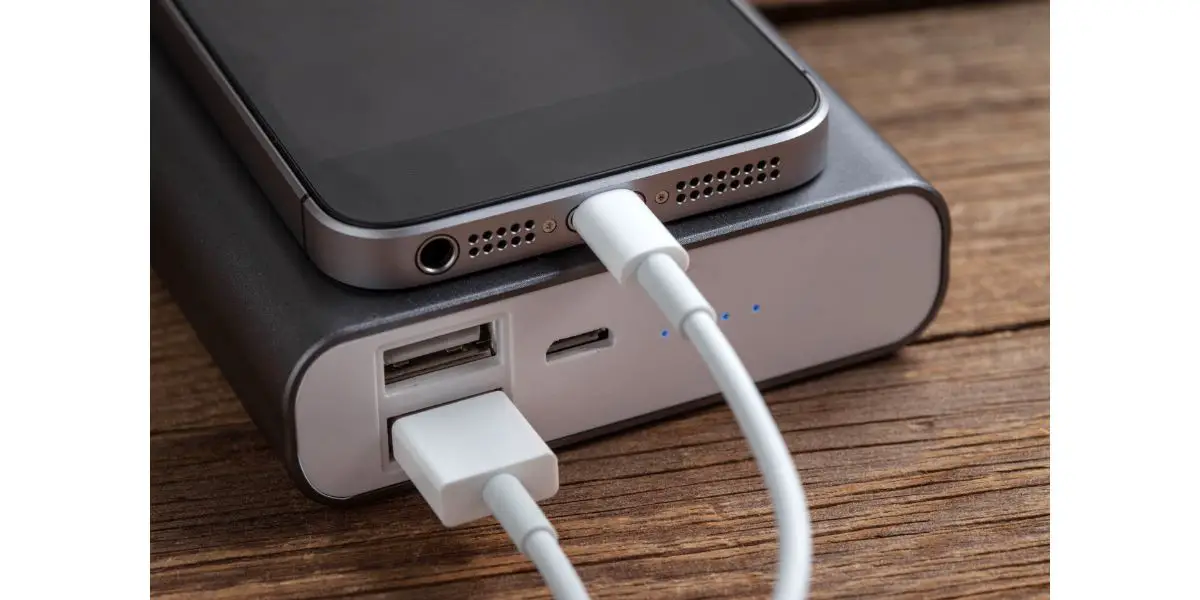 AdobeStock_155562934 Smartphone charging with power bank