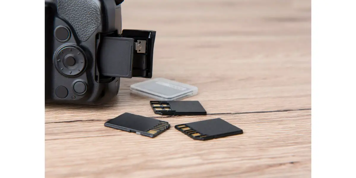 AdobeStock_156598965 Memory card for photographers Plug in card slot