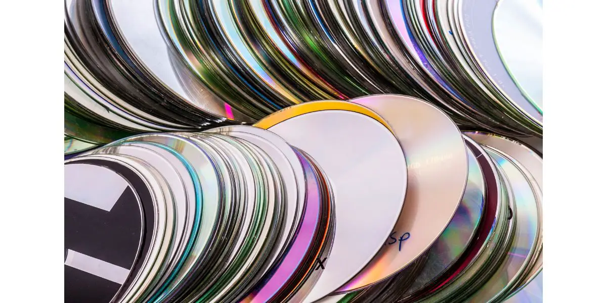 AdobeStock_156878585 Loads of old used cd disks