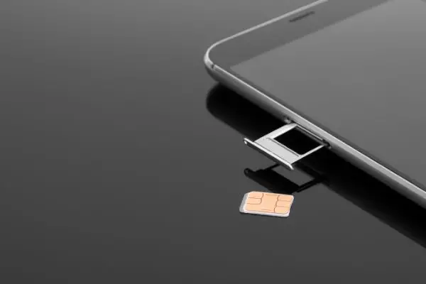 AdobeStock_177786578 Change the SIM card on your smartphone. Extracting a SIM card