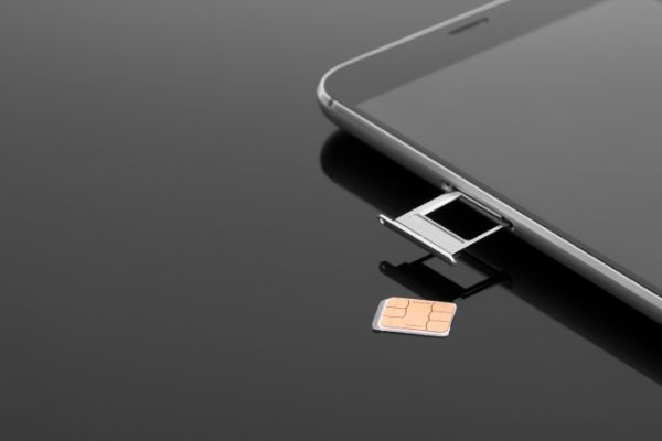 AdobeStock_177786578 Change the SIM card on your smartphone. Extracting a SIM card