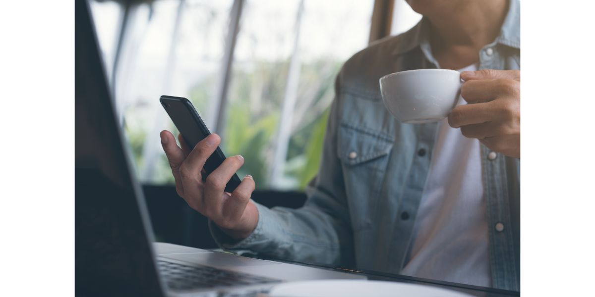 AdobeStock_194703845 Man using hotspot at a cafe