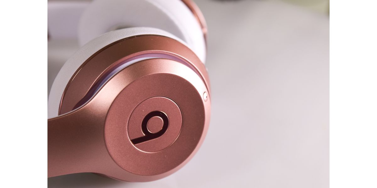 AdobeStock_205971177 Rose gold dre beat headphones