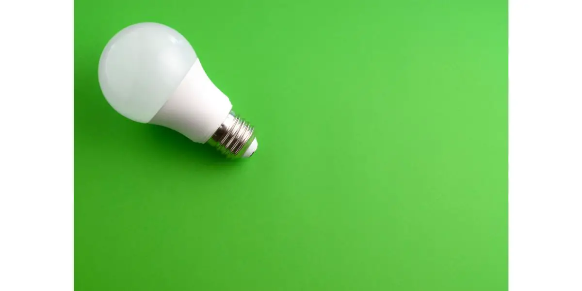AdobeStock_210309483 White smart lightbulb on a green background