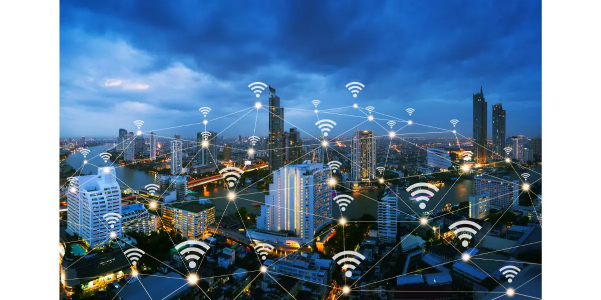 AdobeStock_222829453 Wireless network and connection city concept