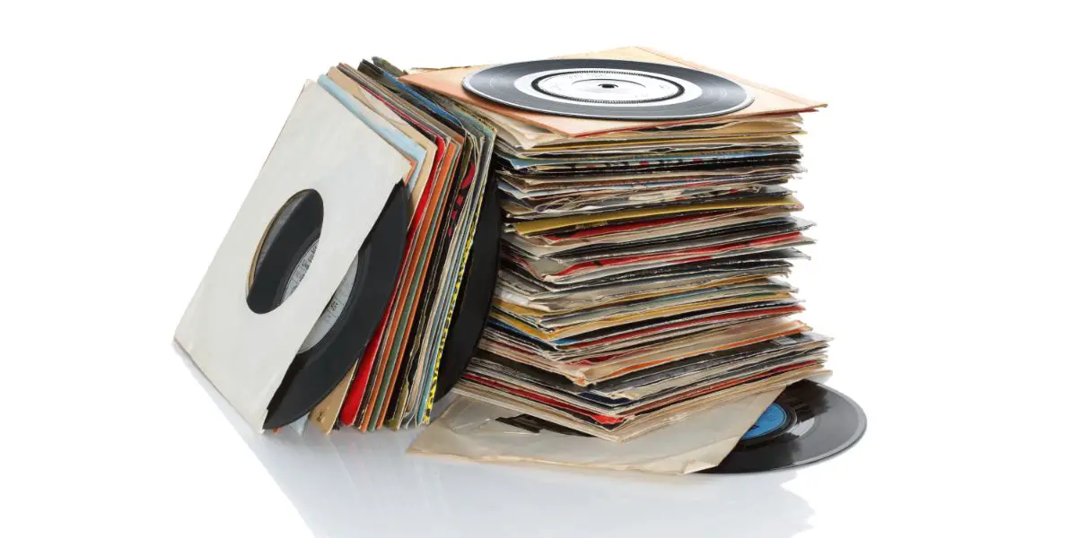 AdobeStock_233786850 Pile of retro vinyl 45rpm singles records