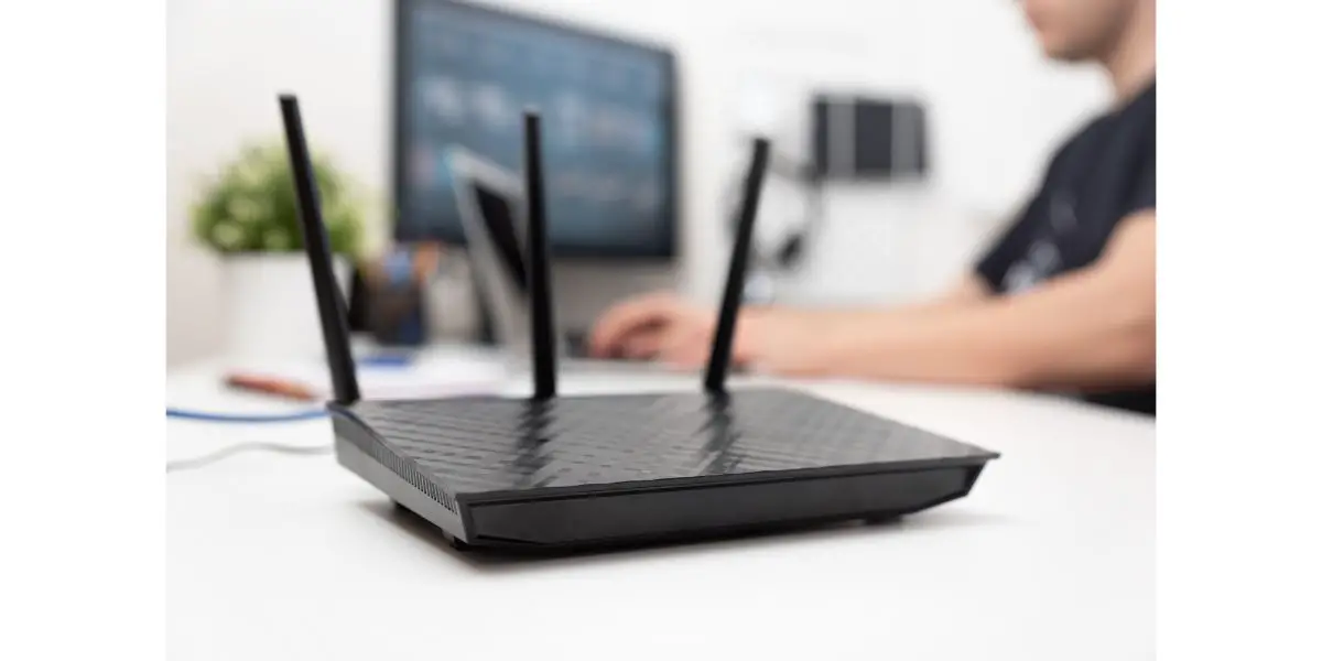 AdobeStock_252729864 Modern dual band wireless router at work