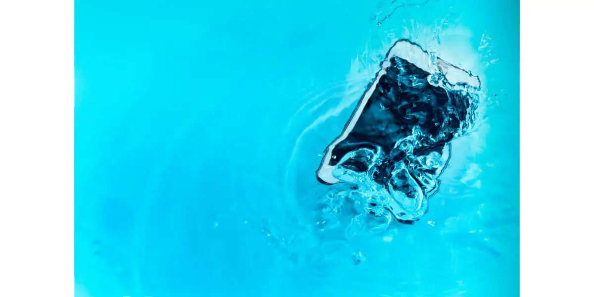 AdobeStock_255192321 smartphone water damage