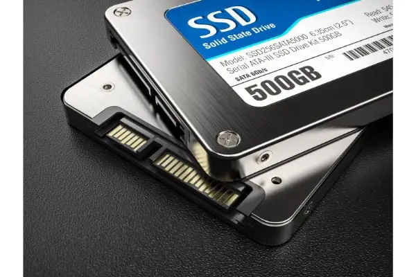 AdobeStock_257261868 Closeup group of SSD on background 3d