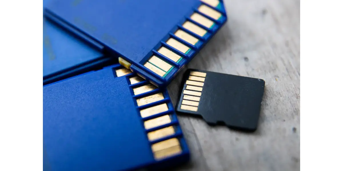 AdobeStock_276548210 flash memory SD and micro SD cards on a wooden board
