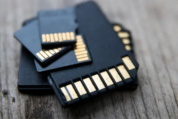 AdobeStock_276548285 flash memory SD and micro SD cards on a wooden board