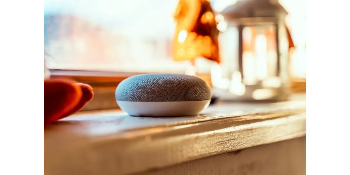 AdobeStock_291900591 google home Smart ai speaker on window with blurred background