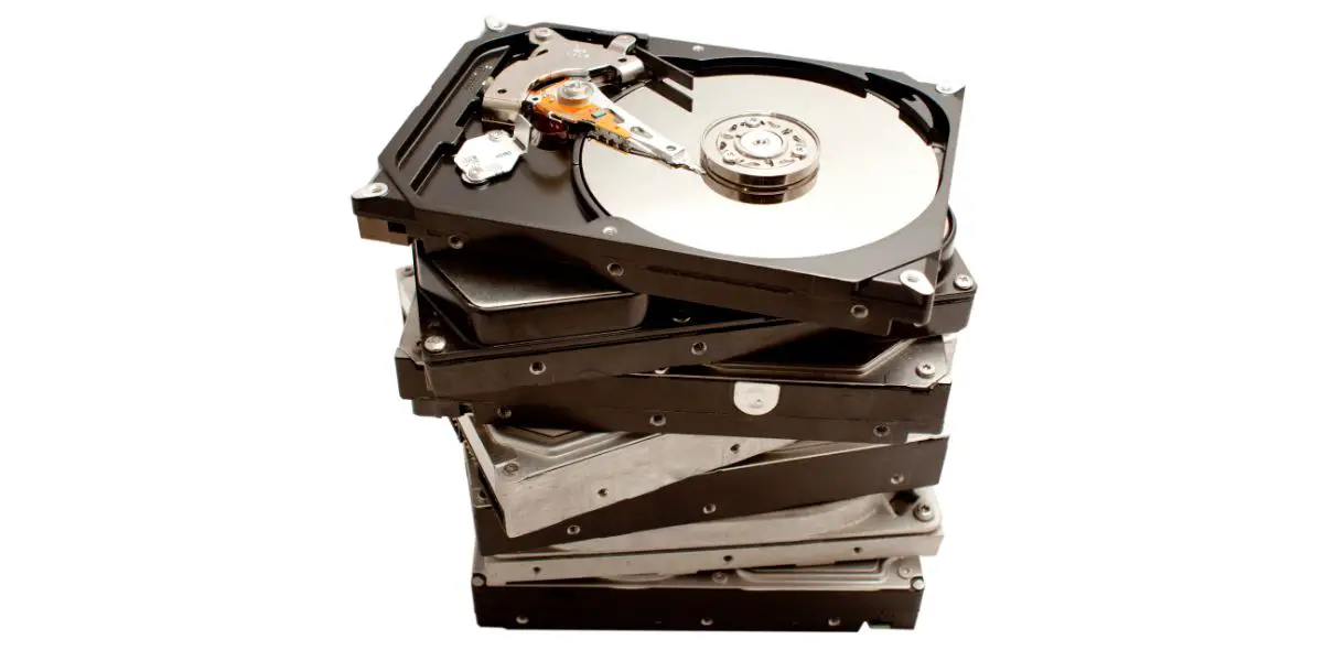 AdobeStock_30370920 HDD - hard disk drives vertical pile on white