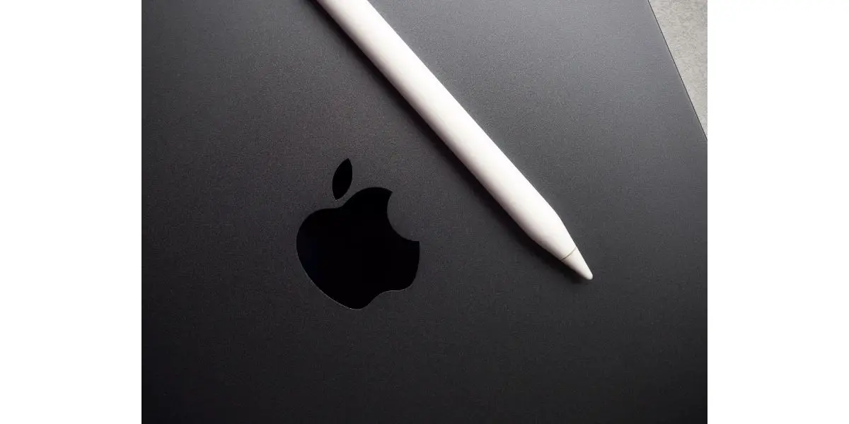 AdobeStock_307303665_Editorial_Use_Only Apple iPad Pro close up with Apple pencil