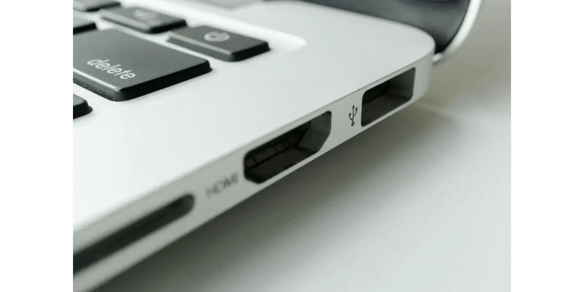 AdobeStock_316946074 USB and HDMI port on laptop