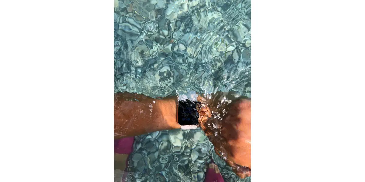 AdobeStock_327598836 Apple Watch in the water