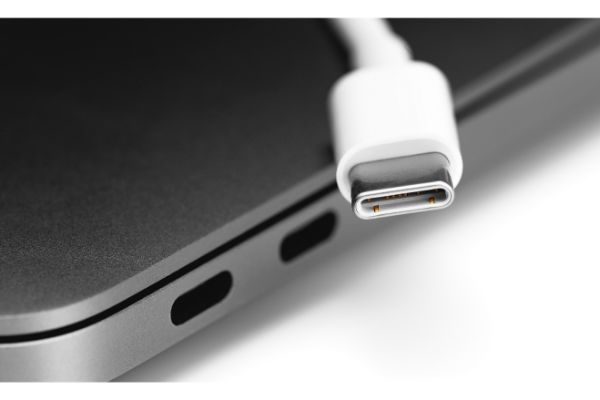 AdobeStock_334096322 USB Type-C cable with notebook USB C ports closeup