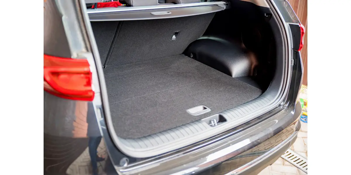 AdobeStock_334837192 Empty trunk of the suv car ready for being loaded 