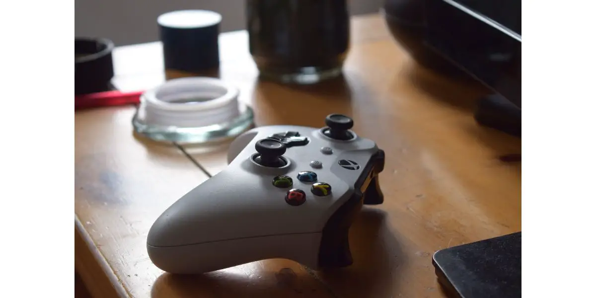 AdobeStock_335568992 xbox controller on wooden table