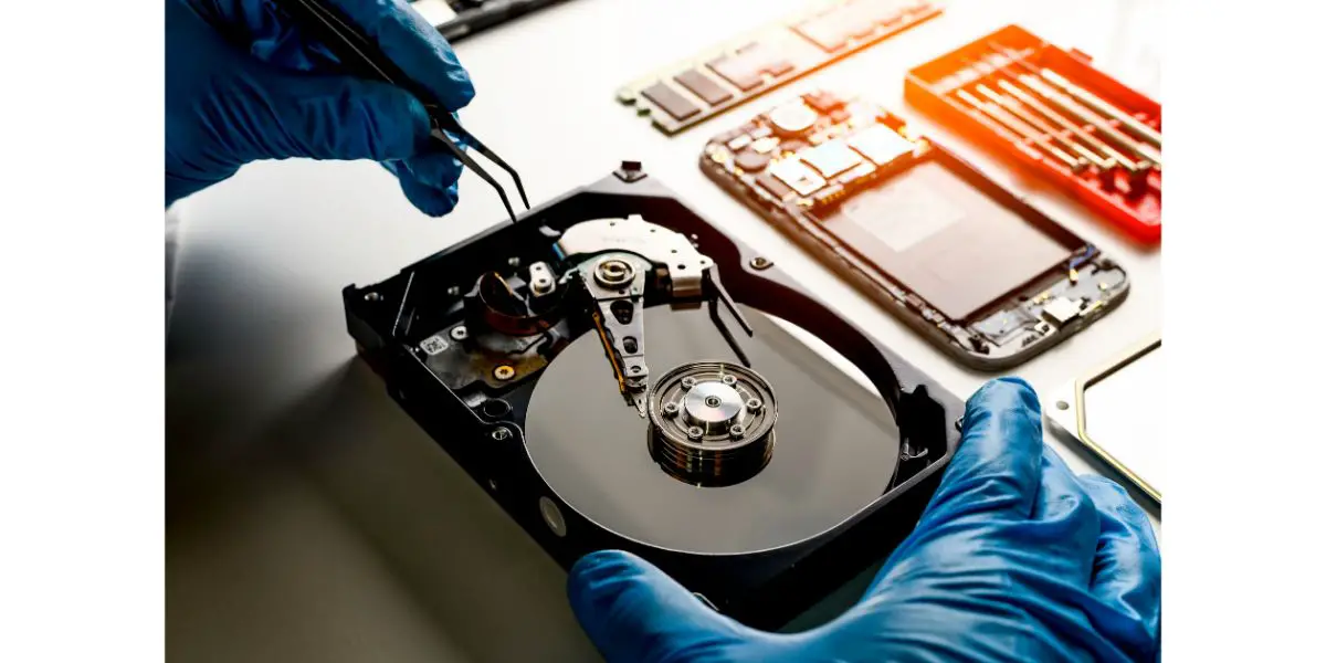 AdobeStock_339679939 data hard drive backup disc hdd disk restoration restore recovery engineer