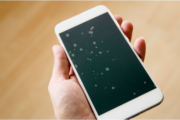 AdobeStock_357126054 Badly installed smartphone protection screen with dust particles between protection glass and touch screen.