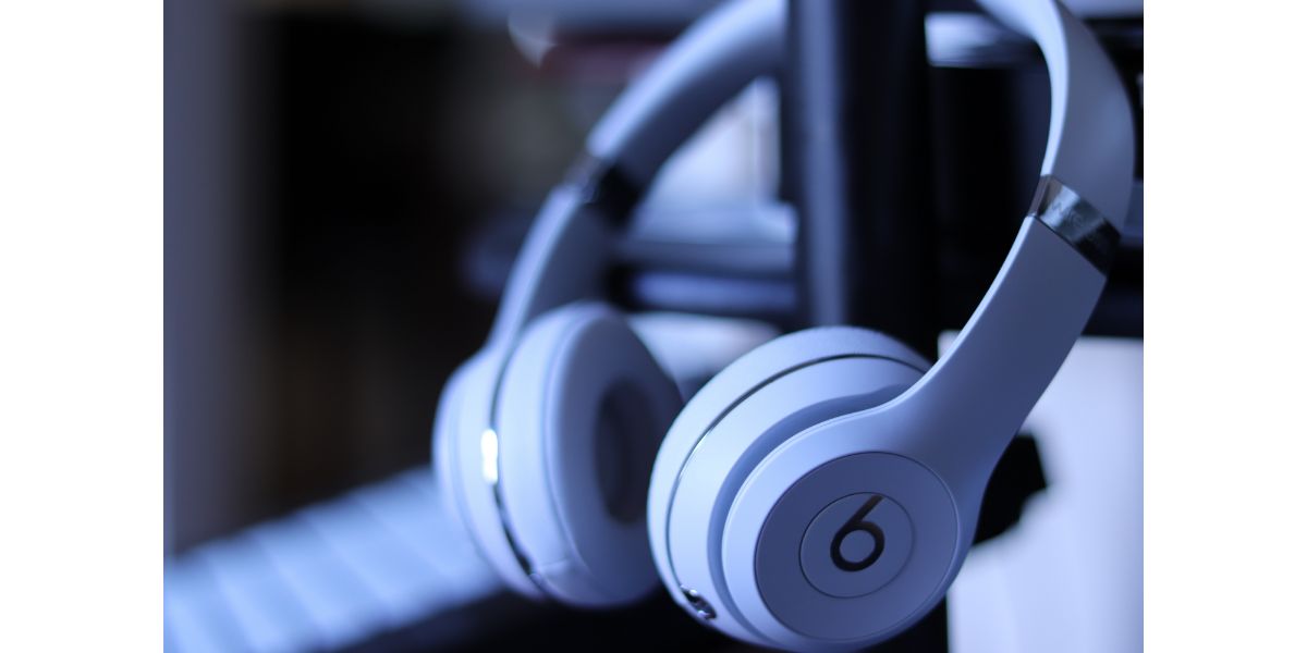 AdobeStock_375882815 close up of a white pair of beats headphones with blurred background