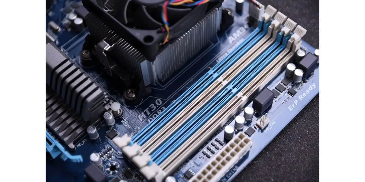 AdobeStock_395526707 4 Empty slots for RAM on a pc motherboard