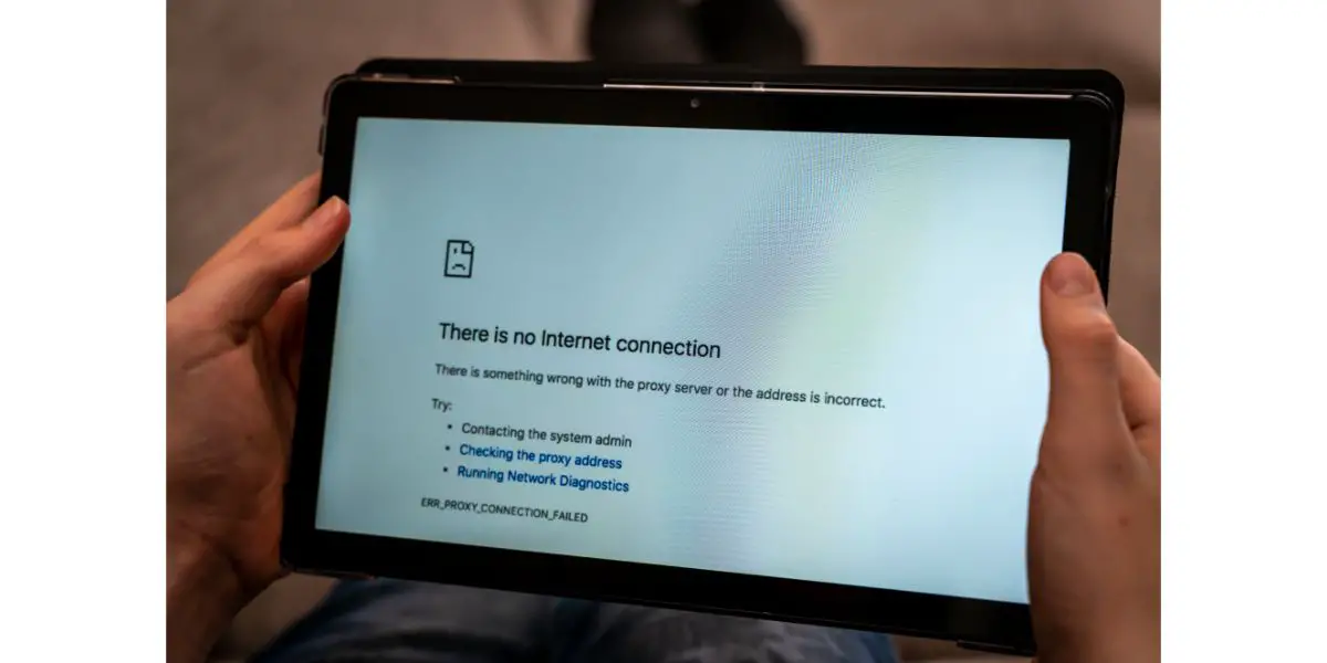 AdobeStock_408251278 Hands holding tablet with no internet connection screen on the browser