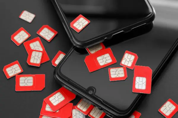 AdobeStock_411759873 Lots of SIM cards and two cell phones