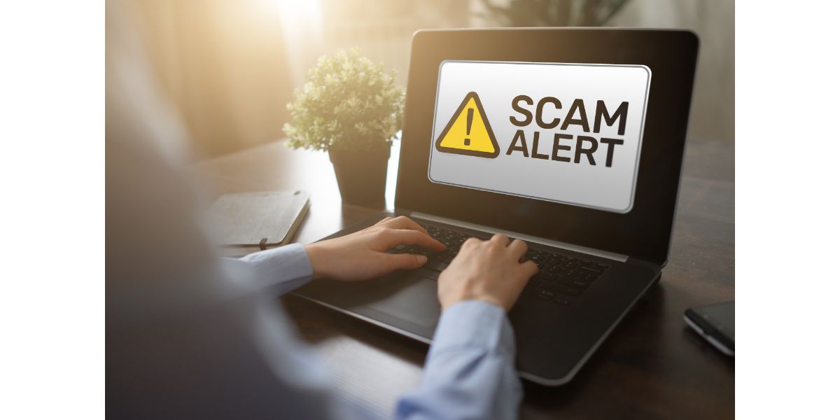 AdobeStock_414714832 Scam alert detecting warning. Notification on device screen