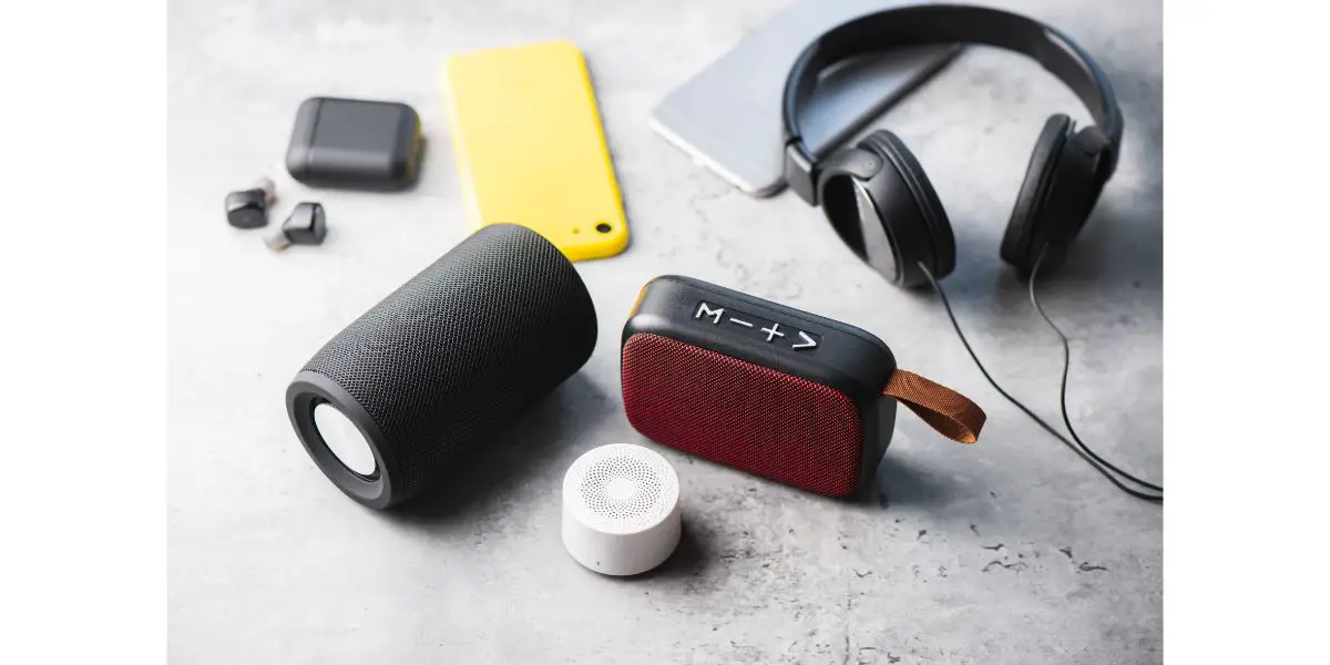 AdobeStock_422685094 wireless portable speaker and other bluetooth devices
