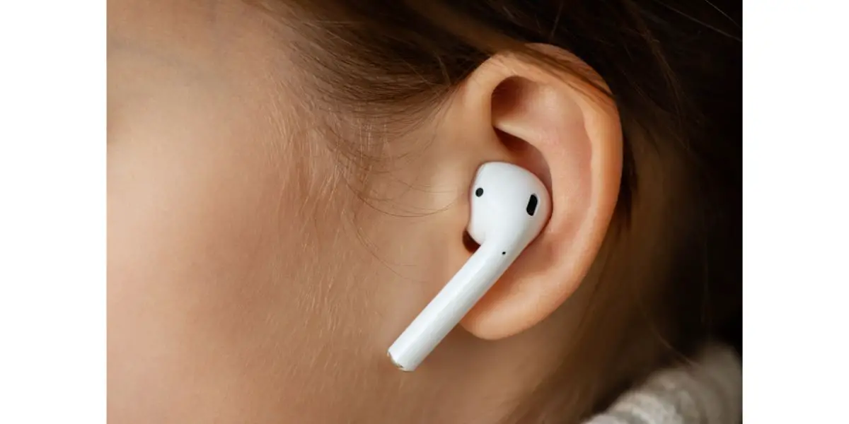 AdobeStock_430570312 Wireless earphone in the girl's ear