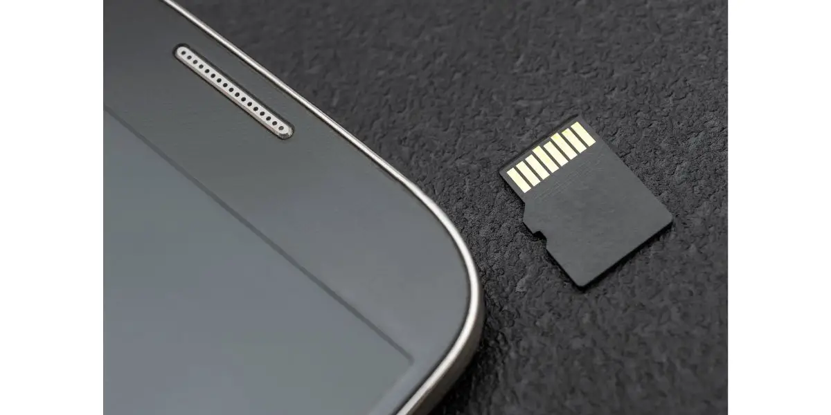 AdobeStock_435037650 micro sd card with smart phone close up