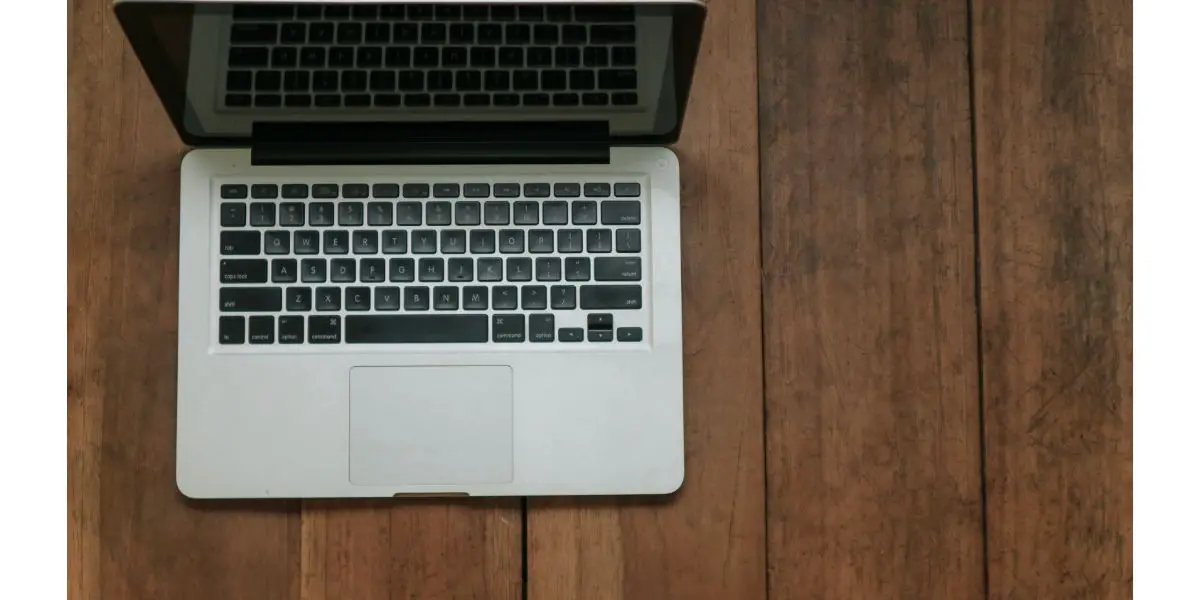 AdobeStock_449922524 Close up laptop on wooden background