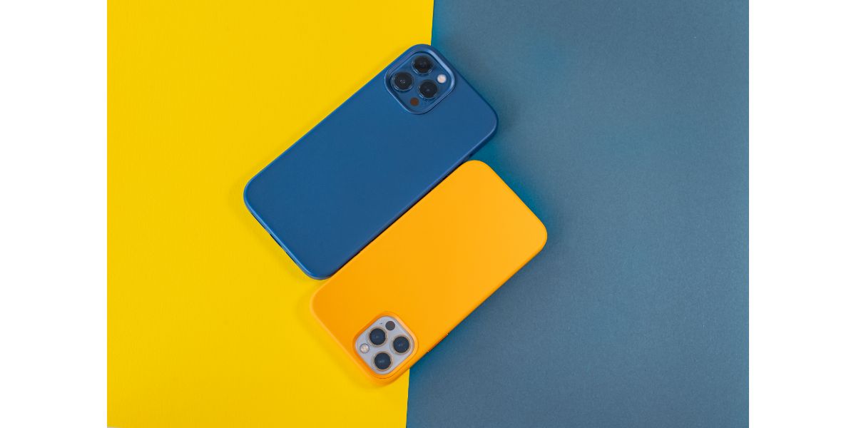 AdobeStock_456745592 Modern mobile phones in blue and yellow leather cases on a bright background