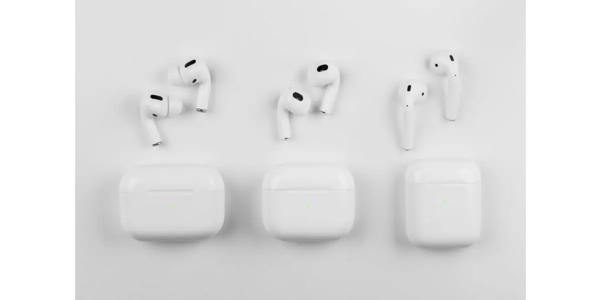 AdobeStock_466706034 3 different airpod models in front of their cases on white background