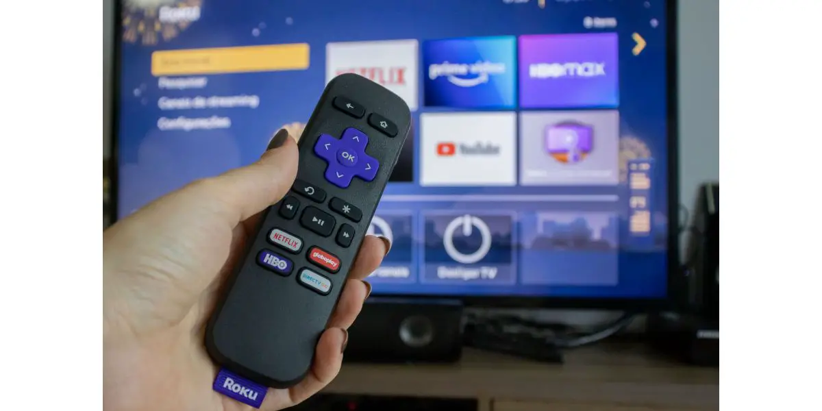 AdobeStock_477528357_Editorial_Use_Only Roku Express, TV box device with streaming service in Brazil and infrared remote control in front of roku apps