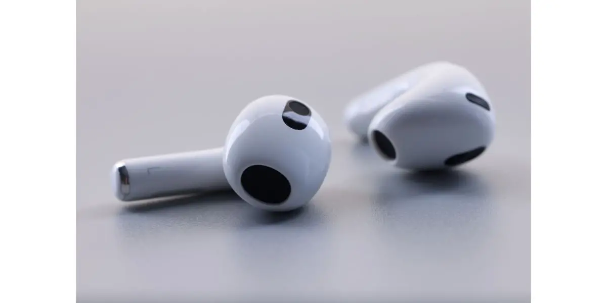 AdobeStock_482639984 Closeup of new wireless headphones apple airpods 3 on white background