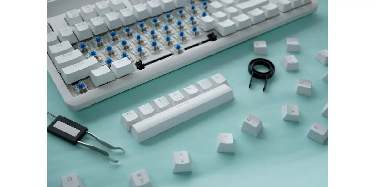 AdobeStock_528651421 Concept of cleaning disassembled mechanical keyboard game with switch puller and keycaps puller