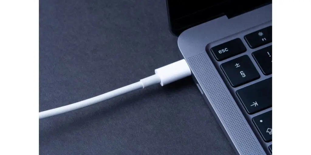 Laptop Only Works When Plugged In: 4 Solutions | WhatsaByte