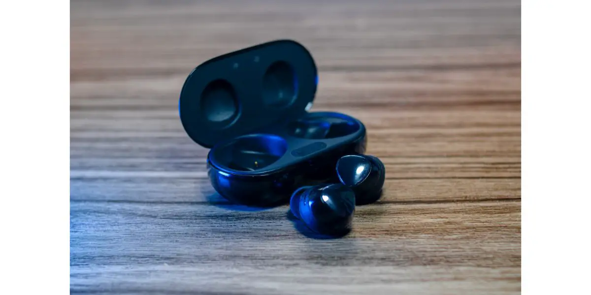 AdobeStock_557219621 Earphone Galaxy Buds+ Bluetooth Wood Table